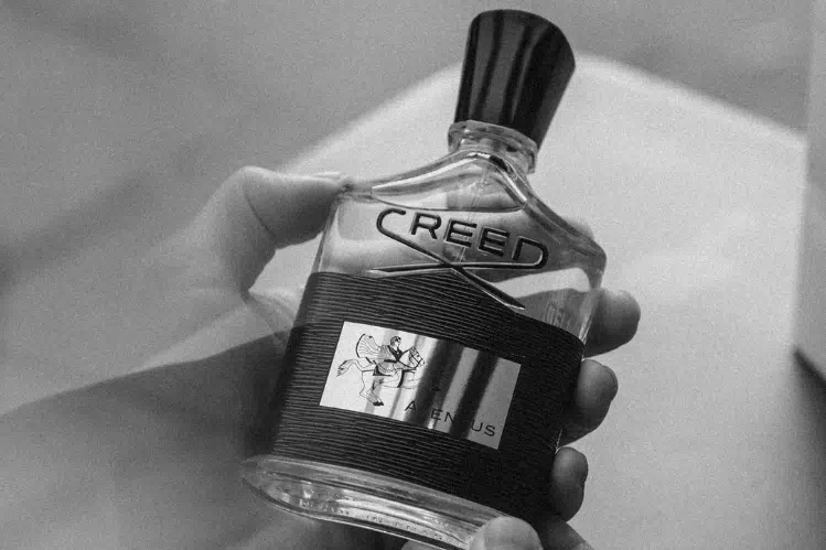 creed-aventus-men-perfume-bottle-in-hand